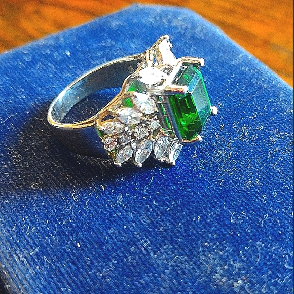 Vintage Synthetic Emerald & Cubic Zirconia 925 Silver Ring - Picture 7 of 12